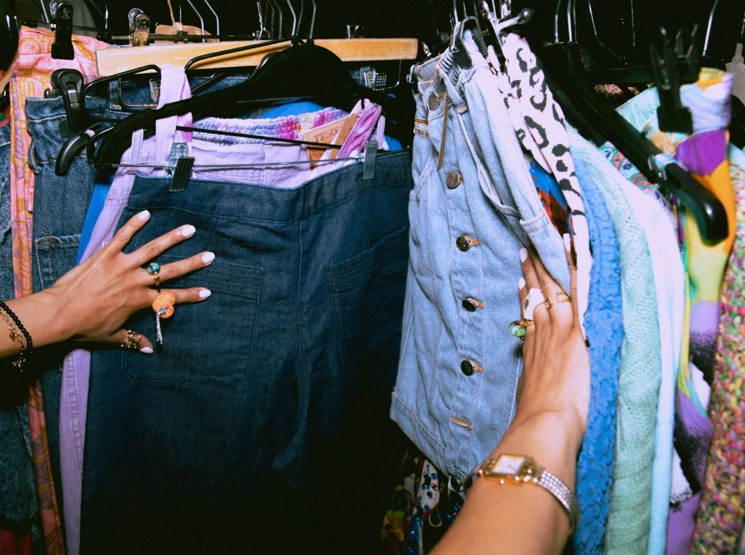 Trik Sukses Thrift Shopping: Mendapatkan Barang Branded dari Ball Pakaian Bekas